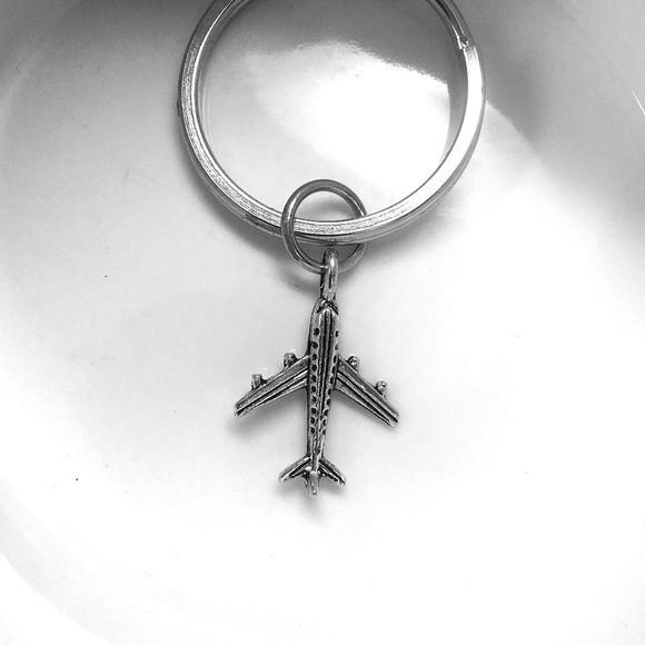 Miniature Airplane Traveller Pilot Tourist Vacation Charm Gift Key ring Keychain - Picture 2 of 3